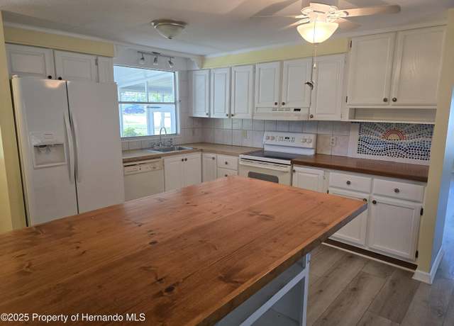 Property at 8064 Mission St, Brooksville, FL 34613, 2 beds, 2 baths