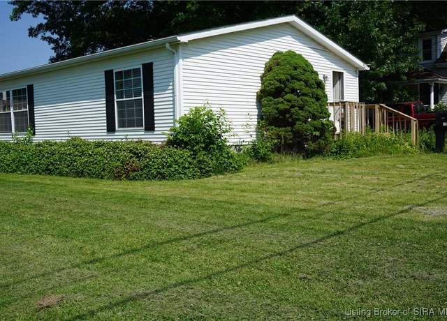 Property at 333 Paradise Ave, Sellersburg, IN 47172, 3 beds, 2 baths