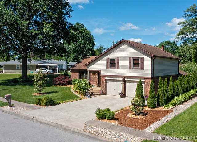 Property at 1201 Lafayette Dr, New Albany, IN 47150, 3 beds, 2.5 baths