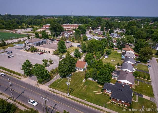 Property at 2206 Green Valley Rd, New Albany, IN 47150, 2 beds, 1 bath