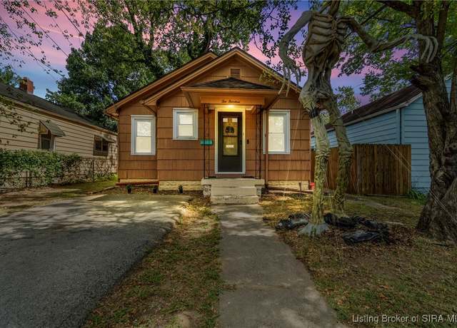 Property at 1014 Howard Ave, Jeffersonville, IN 47130, 3 beds, 1 bath
