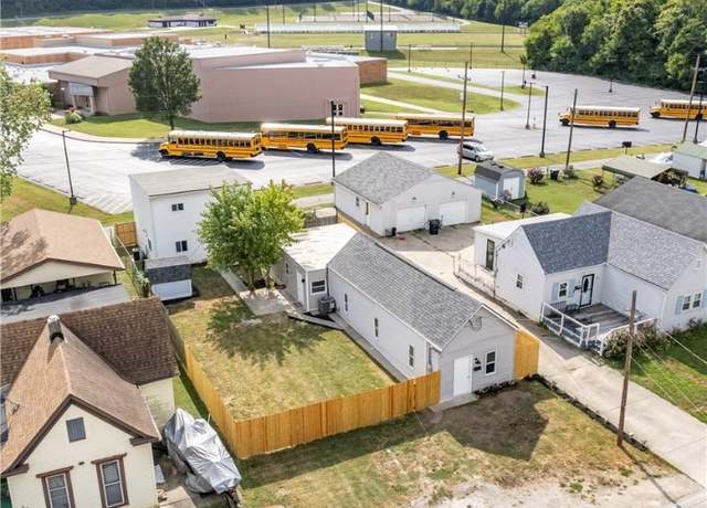Property at 929 Valley View Rd, New Albany, IN 47150, 6 beds, 3.5 baths