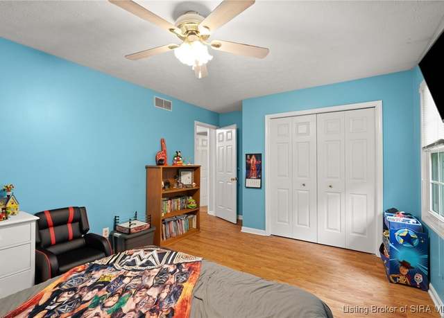 Property at 4621 Shady View Dr, Floyds Knobs, IN 47119, 3 beds, 2.5 baths