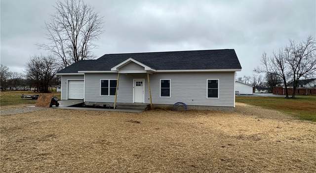 Photo of 609 E Walnut St, Crothersville, IN 47229