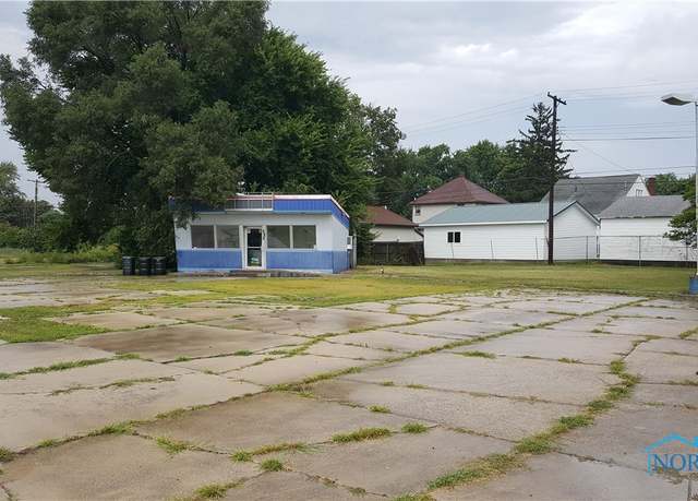 Property at 892 N Countyline St, Fostoria, OH 44830