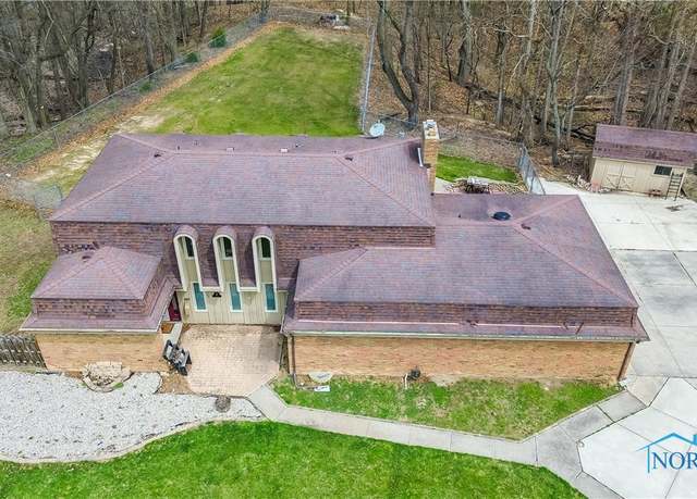 Property at 1949 Thornapple Dr, Toledo, OH 43614, 4 beds, 3 baths