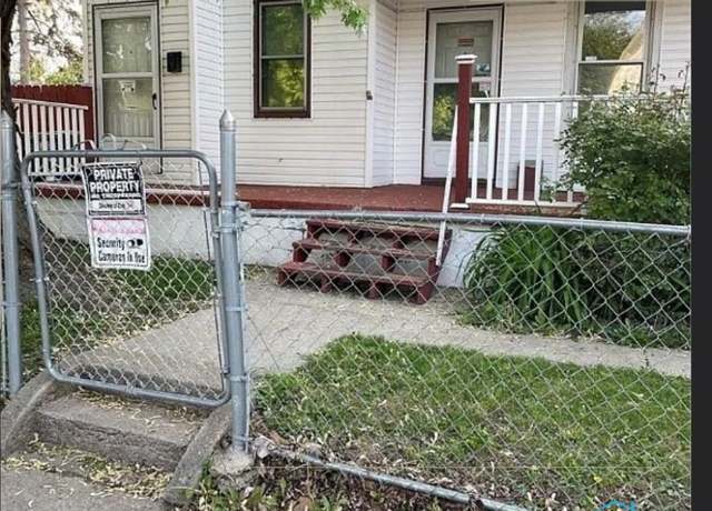 Property at 630 Oak St, Toledo, OH 43605, 6 beds, 3 baths