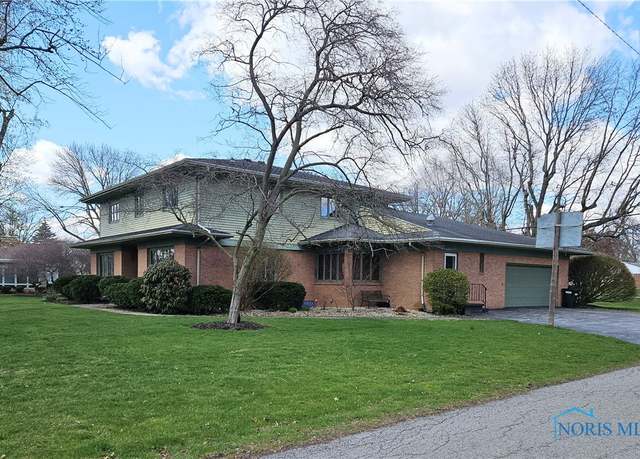 Property at 1150 Country Club Dr, Findlay, OH 45840, 4 beds, 2.5 baths