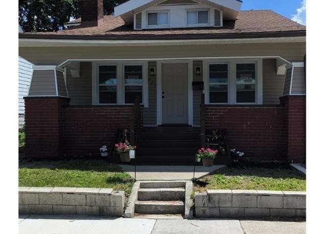 Property at 427 Oak St, Toledo, OH 43605, 6 beds, 2 baths