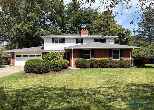 Property at 1024 Clark St, Bowling Green, OH 43402, 5 beds, 3 baths