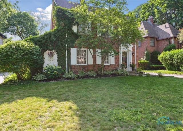 Property at 2627 Meadowwood Dr, Toledo, OH 43606, 5 beds, 2.5 baths