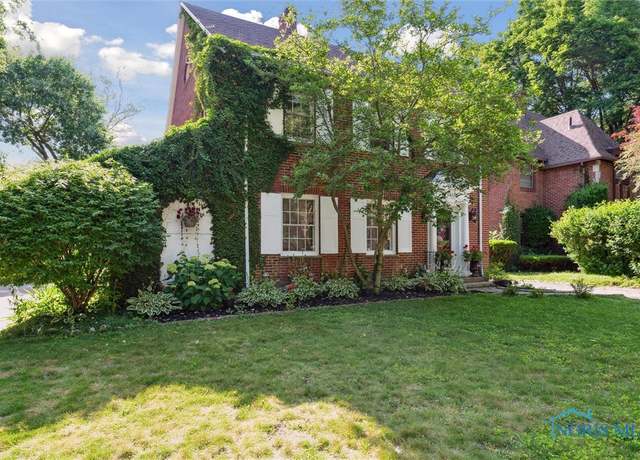 Property at 2627 Meadowwood Dr, Toledo, OH 43606, 5 beds, 2.5 baths
