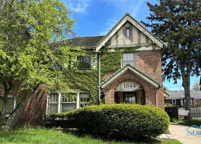 Property at 1944 Parkside Blvd, Toledo, OH 43607, 4 beds, 3.5 baths