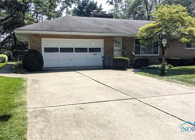 Property at 3201 Oak Grove Pl, Toledo, OH 43613, 2 beds, 2 baths