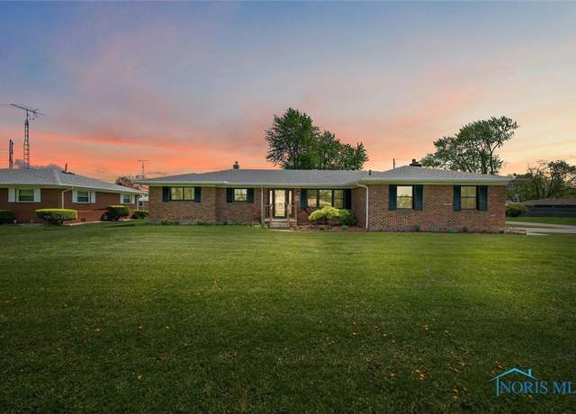 Property at 300 Parkview Dr, Walbridge, OH 43465, 3 beds, 1.5 baths