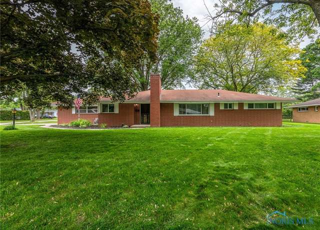 Property at 2305 E Country Club Pkwy, Toledo, OH 43614, 3 beds, 2 baths