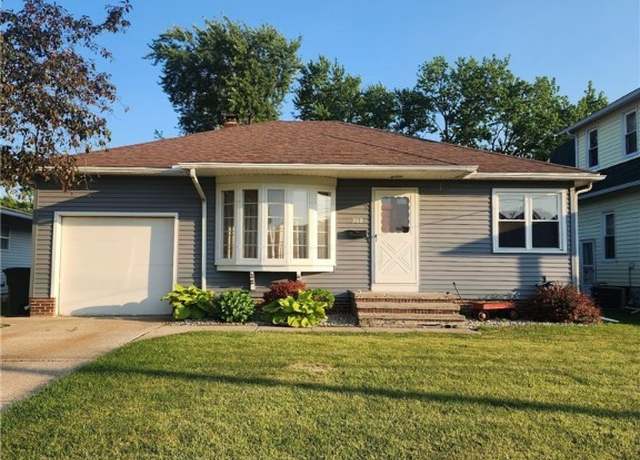 Property at 208 E Union St, Walbridge, OH 43465, 3 beds, 1 bath