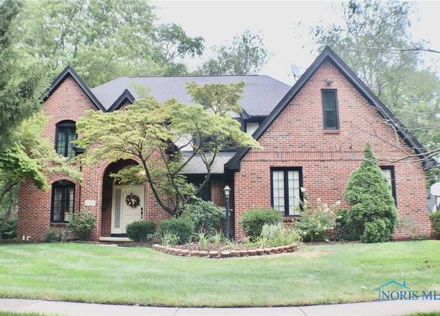 Property at 2910 Tracewood Dr, Toledo, OH 43617, 4 beds, 3.5 baths