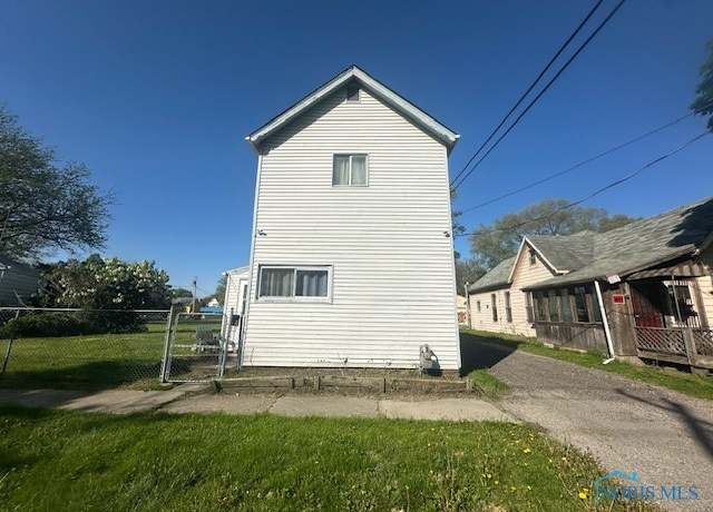 Property at 2111 Elm St, Toledo, OH 43608, 2 beds, 1 bath