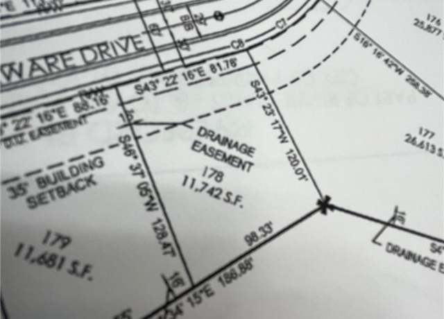 Property at 422 Delaware Dr, Perrysburg, OH 43551