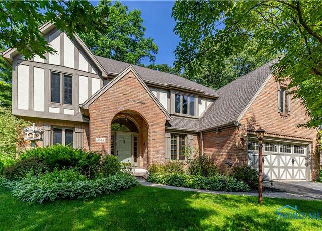 Property at 2325 Saint Roberts Ln, Toledo, OH 43617, 4 beds, 3.5 baths