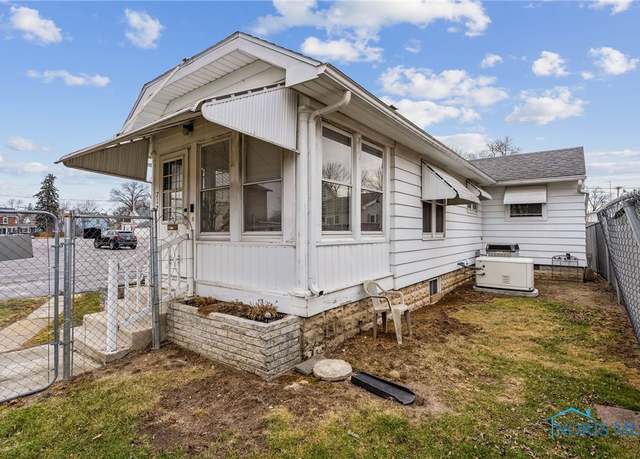 Property at 712 N Countyline St, Fostoria, OH 44830, 2 beds, 1 bath