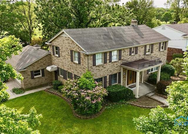 Property at 2016 Pinelawn Dr, Toledo, OH 43614, 4 beds, 2.5 baths