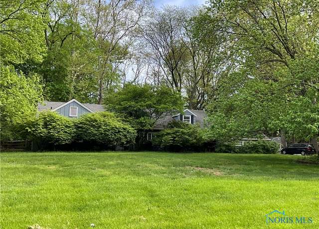 Property at 4906 Pine Ridge Rd, Toledo, OH 43615, 3 beds, 3.5 baths