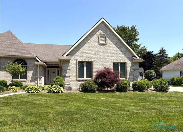Property at 210 Willowood Cir, Bowling Green, OH 43402, 3 beds, 2 baths