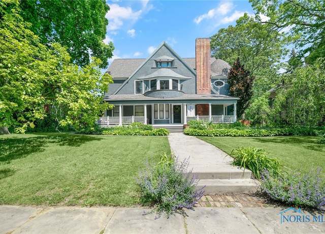 Property at 2228 Robinwood Ave, Toledo, OH 43620, 4 beds, 3.5 baths