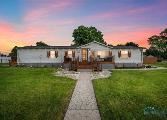 Property at 1204 Bedford Woods Dr, Toledo, OH 43615, 3 beds, 2 baths