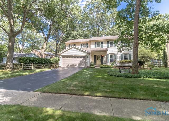 Property at 2266 Saint James Woods Blvd, Toledo, OH 43617, 4 beds, 2.5 baths