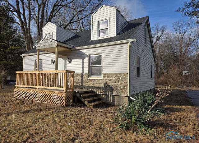 Property at 809 Saturn Dr, Toledo, OH 43615, 4 beds, 2 baths