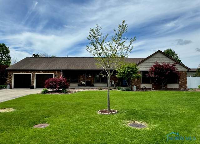 Property at 1102 Crestview Ave, Bryan, OH 43506, 3 beds, 2.5 baths