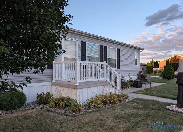 Property at 109 Woodcreek Blvd, Walbridge, OH 43465, 3 beds, 2 baths