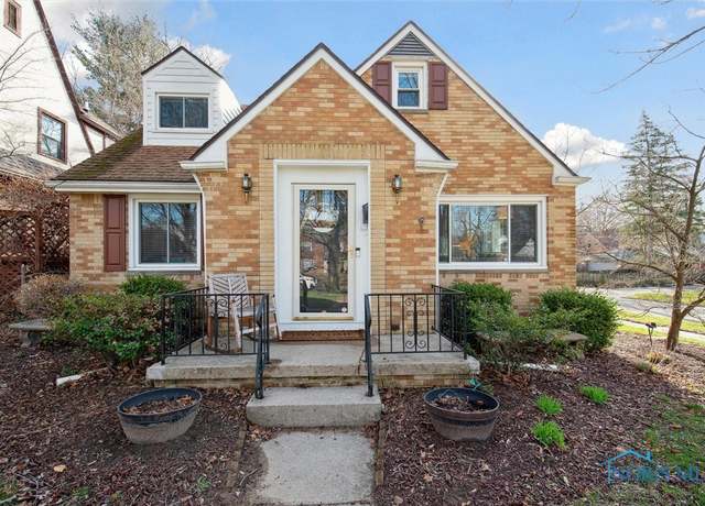 Property at 2902 Barrington Dr, Toledo, OH 43606, 4 beds, 2 baths