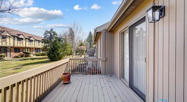 Photo of 27 Meadowpond Dr, Perrysburg, OH 43551