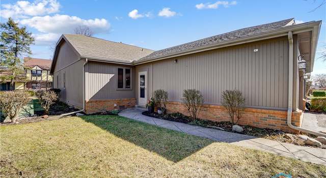 Photo of 27 Meadowpond Dr, Perrysburg, OH 43551