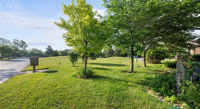Photo of 30 Meadowpond Dr, Perrysburg, OH 43551