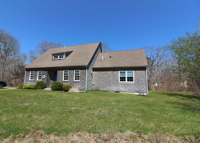 Property at 13 Hotchkiss Ln, Edgartown, MA 02539, 3 beds, 2.5 baths