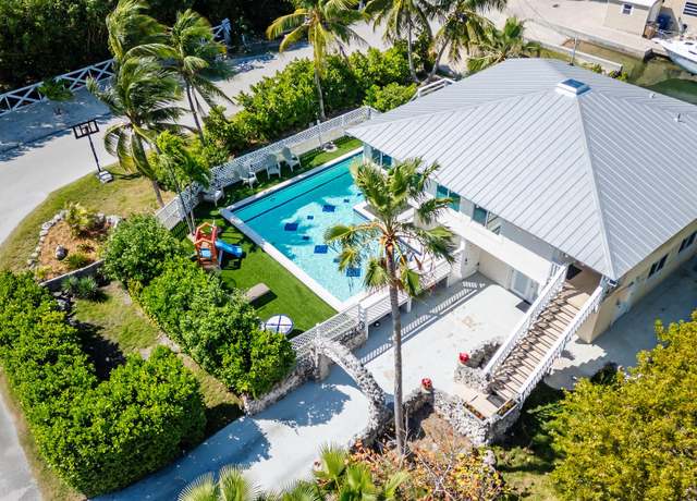 Property at 216 Wildwood Cir, Key Largo, FL 33037, 5 beds, 3 baths