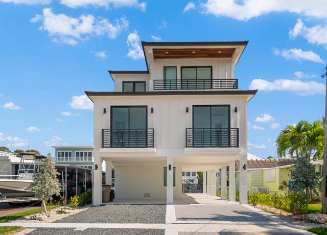 Property at 27 Ocean Dr, Key Largo, FL 33037, 4 beds, 4.5 baths