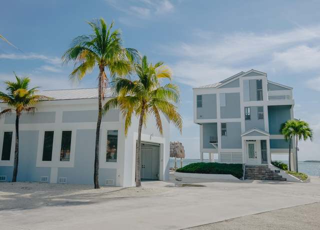 Property at 27450 W Indies Dr, Ramrod Key, FL 33042, 2 beds, 3 baths