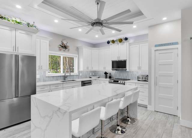 Property at 548 Palm Dr, Key Largo, FL 33037, 3 beds, 3 baths