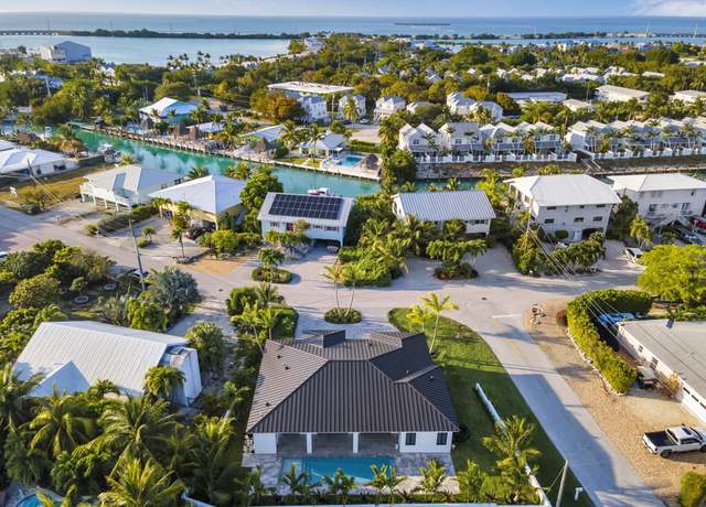 Property at 129 N Indies Dr, Duck Key, FL 33050, 3 beds, 4 baths