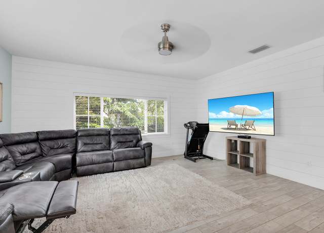Property at 241 W Seaview Dr, Duck Key, FL 33050, 3 beds, 2 baths