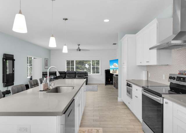 Property at 241 W Seaview Dr, Duck Key, FL 33050, 3 beds, 2 baths