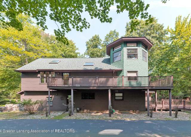Property at 8425 Oakside St, Portage, MI 49002, 3 beds, 2.5 baths