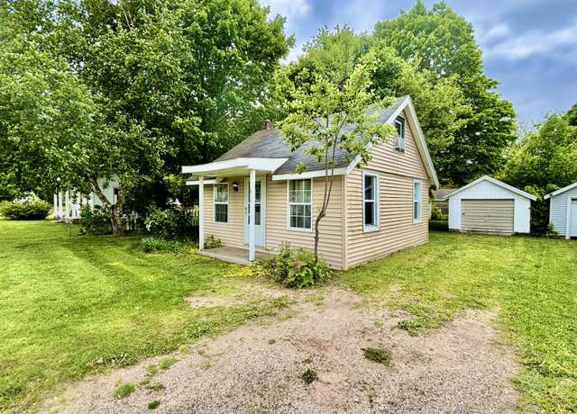 Property at 910 S Clinton St, Charlotte, MI 48813, 2 beds, 1 bath