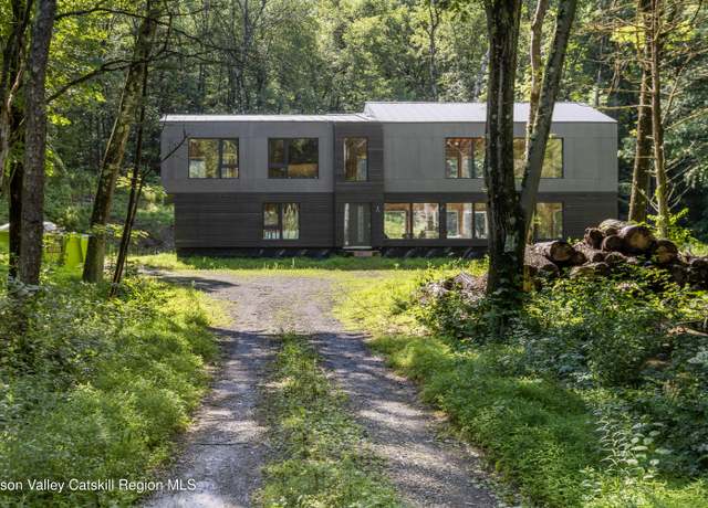 Property at 31 Medwyn Ln, Red Hook, NY 12571, 3 beds, 3 baths